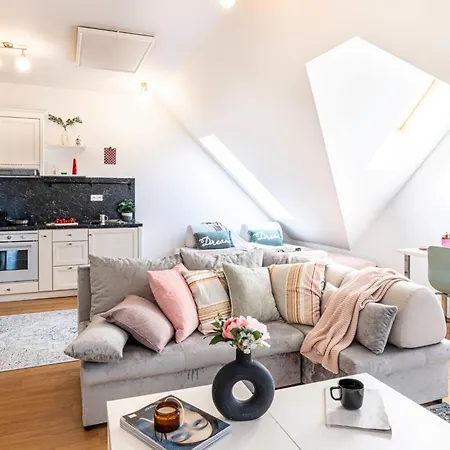 Days - Airy Duplex With Terrace And Ac アパート プラハ